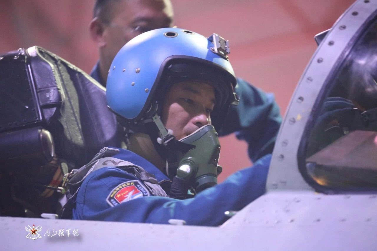 南部战区海航歼-11B重型战斗机夜间出击