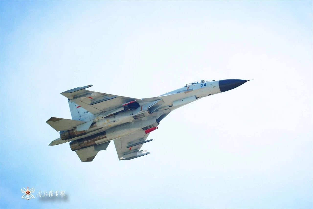 南部战区海航歼-11B重型战斗机夜间出击