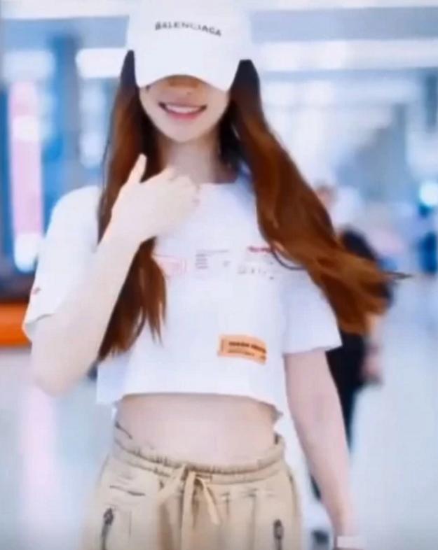 杨颖穿3cm短袖,肚子上"妊娠纹"抢镜了,这才是当妈的样子