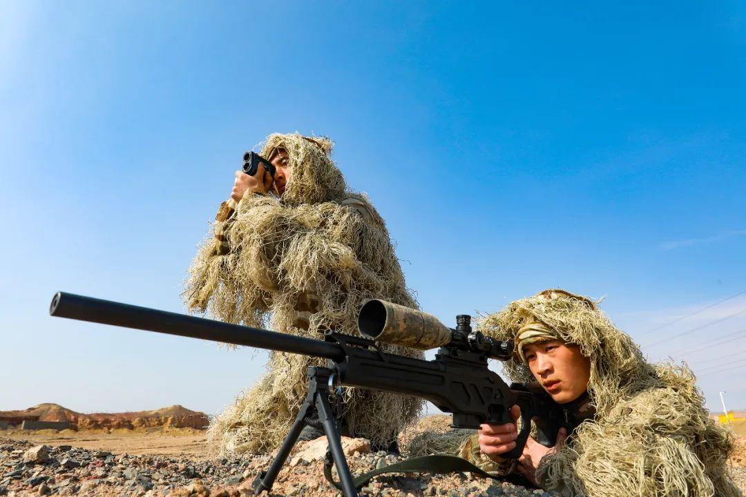 狙击手进行占领阵地后,观察员测距训练