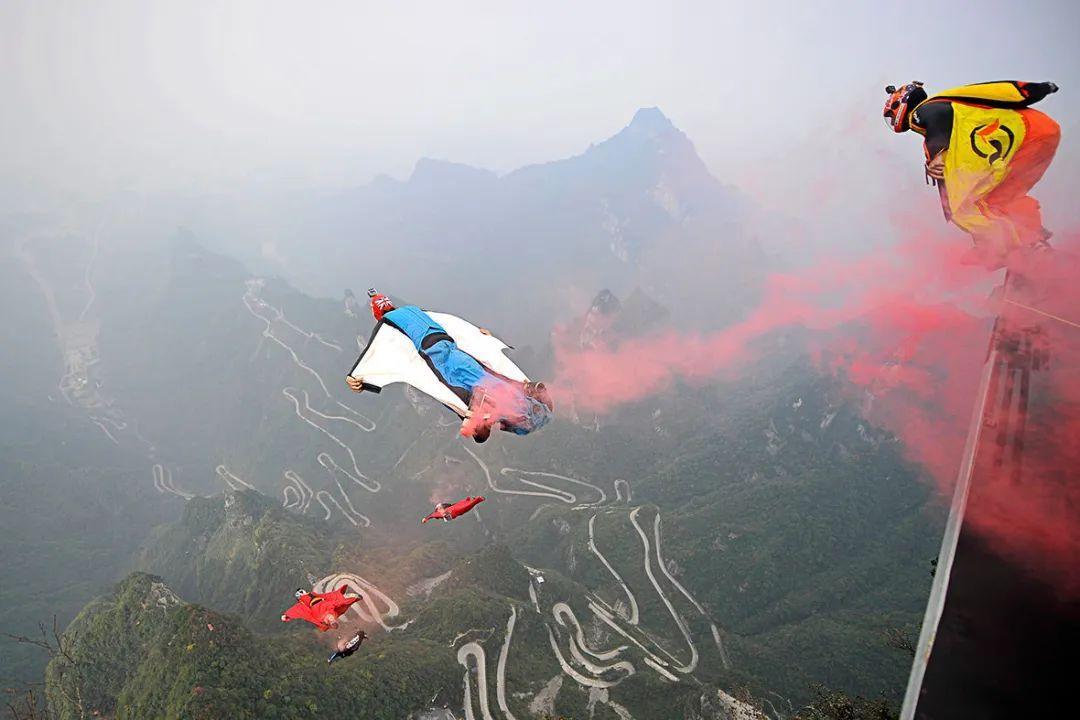 在安安之前,天门山发生过 两次翼装事故,都是 在低空飞行途中发生的.