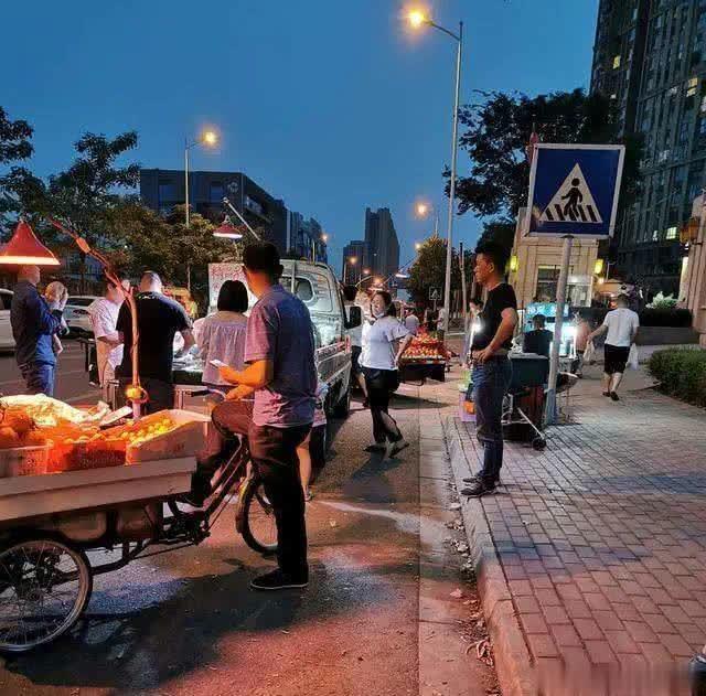河南许昌,为了让流动摊贩规范经营,许昌市增加开放一批背街小巷,让