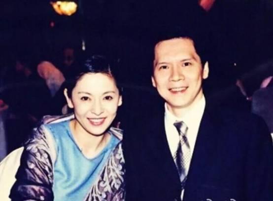 1973年,李小龙死在丁佩床上,向华强坚持娶她,陈岚如何