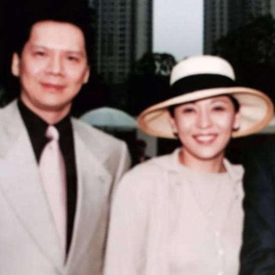 1973年,李小龙死在丁佩床上,向华强坚持娶她,陈岚如何
