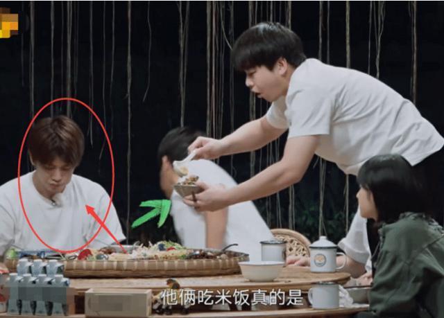 彭昱畅许魏洲抢着吃饭,谁注意任嘉伦的反应?素质是装不出来的