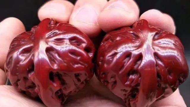 一对文玩核桃盘了70年,这玉化效果,真是让人羡慕