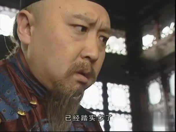 按说于谦龙套最经典的角色,我认为是2000年上映的电视剧《人虫》.
