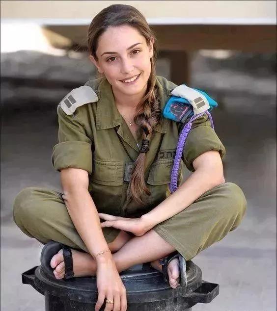 图为以色列女兵.