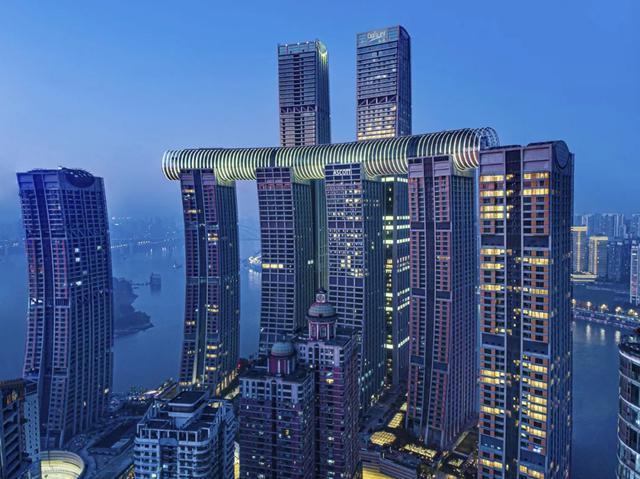 横向摩天大楼!重庆来福士广场地标性建筑——水晶连廊