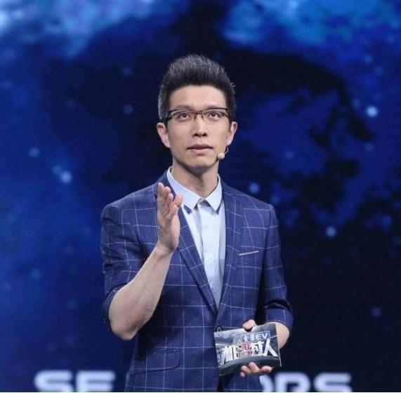 金句不断的央视主持人朱广权,发文调侃康辉是松鼠,网友:那是领导