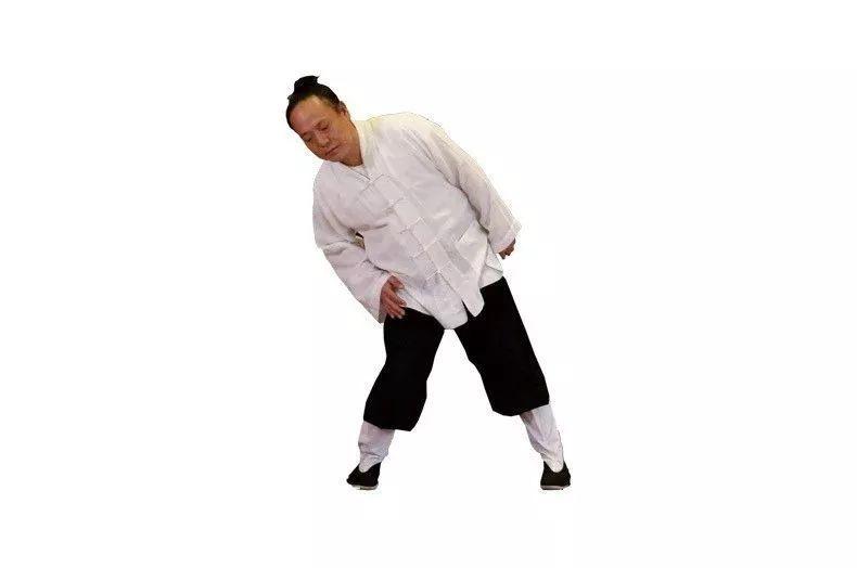 2、左式：闭气。两脚扎稳，以腰为轴，身体从左到后到右到前旋转三圈。旋