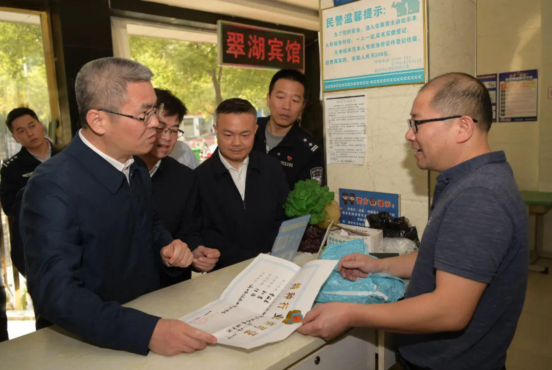 江西**厅长暗访新余渝水区“九小”场所，督促整治消防安全隐患(图1)