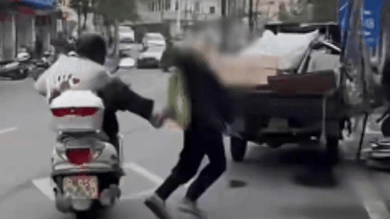 男子骑摩托车，一脚踹倒拾荒老人后加速驶离，“老人裤子开裂、拖鞋也掉了”，警方回应