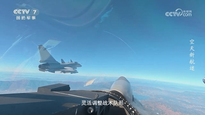 红蓝双方战机激烈对抗，一系列高难度动作连贯上演