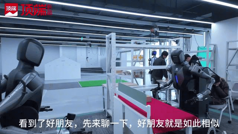 沉浸式体验机器人“小D”在中原异构人形机器人训练场学习的一天