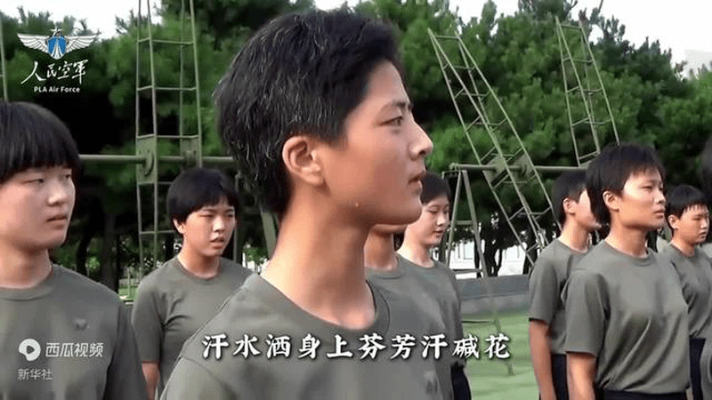 她们是蓝天上的花木兰，是机翼下的木兰花。日月为饰，迷彩作衣，这是人民空军女兵独有的“战斗妆”。