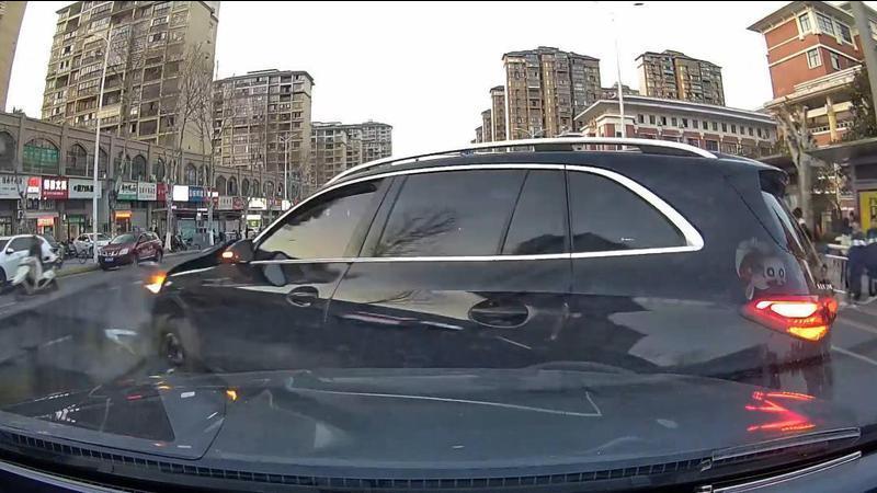 男子掉头让行奔驰车后，奔驰又强行变道致两车相撞， 男子：交警定奔驰全责，对方不认