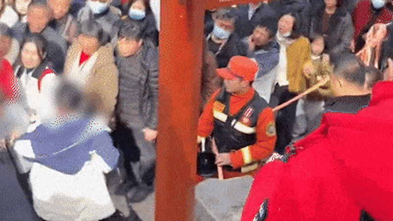 【山东】泰山插队女子遭登山棍正义回击 目击者：当时排队人很多 女子行为太自私