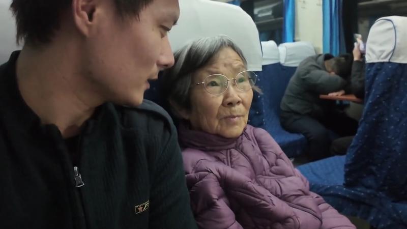 儿子脑梗去世，只剩三个孙子，84岁老人站36小时去广州看世界，又坐硬座回太原