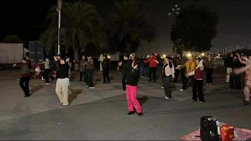 火锅店门口跳广场舞影响生意，老板持刀伤两人，附近商户发声