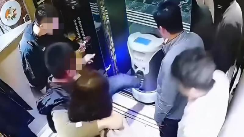 机器人正要进电梯，被男子一脚踹倒，网友：酒店必须索赔