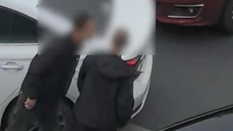 “君子动口不动手”？2男子开车起争执下车互喷口水，目击者发声