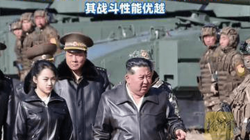 金正恩携女儿金主爱视察部队演习，金主爱驾驶朝鲜最新型坦克，金正恩坐在坦克外
