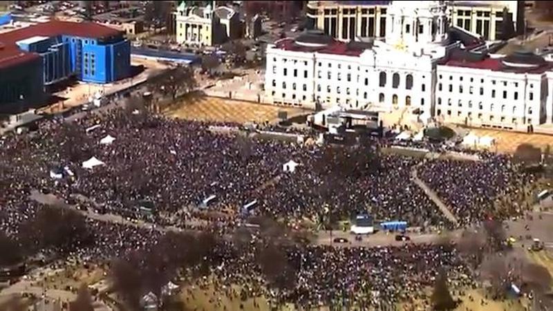 “不要国王”！航拍：美国爆发全国性抗议示威 超900万人参与