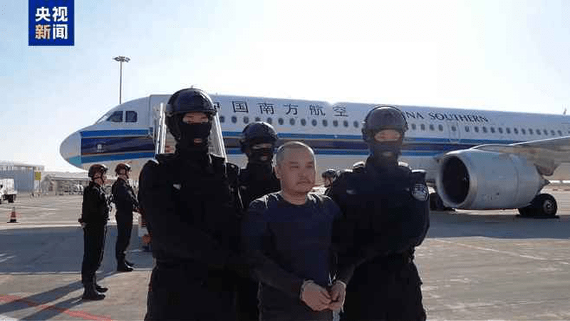 现场画面：陈志犯罪集团核心骨干成员李雄被从柬埔寨押解回国