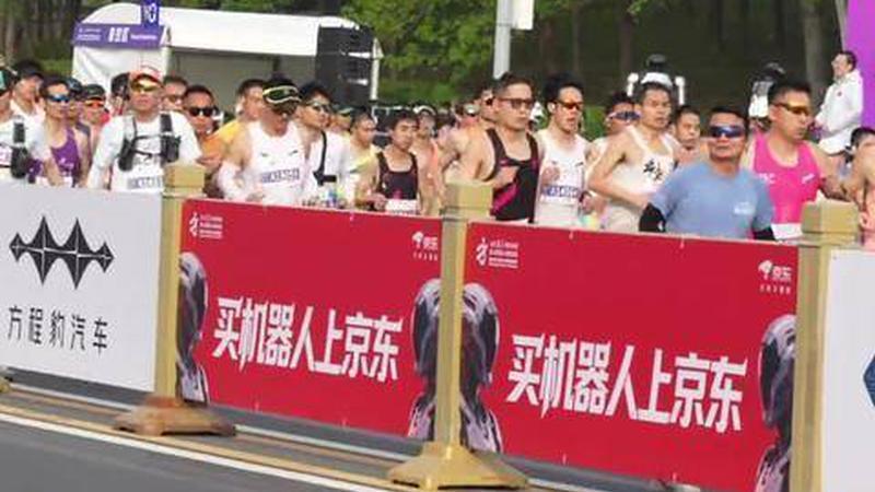 不是跑步是“发射”！2026人形机器人半马亦庄鸣枪，机器人起跑瞬间快如闪电
