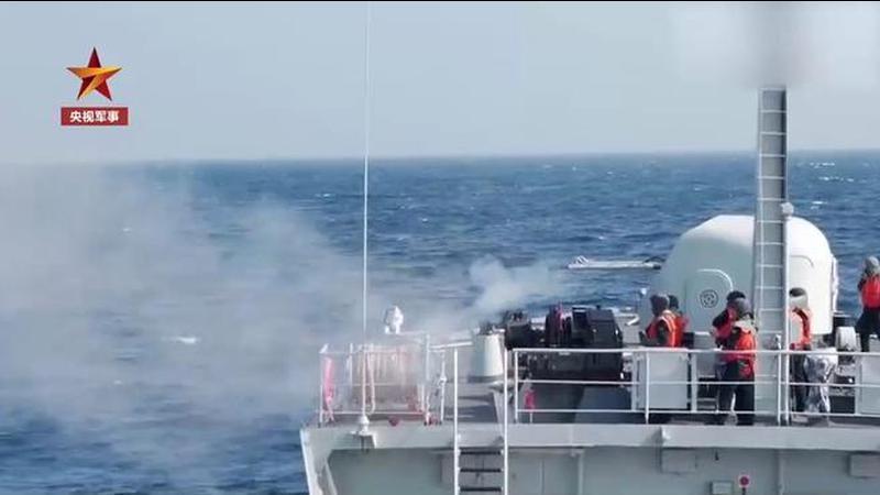 海军登陆舰大队南海实战演练！舰艇轮番打击对“敌”火力全开 目标被击沉