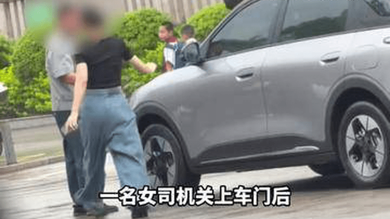福建三明一女子脚踹保安后，被对方抡起胳膊狠狠扇了一耳光，女子捂住耳朵没有说话，警方：已在查处此事
