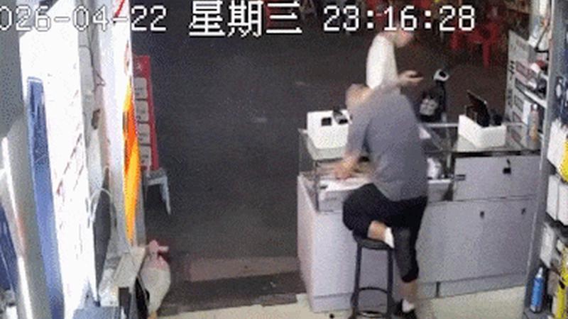 【四川】男子趁店主不备拿手机就跑 店主：价值约9000元 追出百米没追上