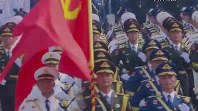 捍卫万里海疆！辽宁舰遭遇外军航母编队监视，歼-15升空强势驱离外机。