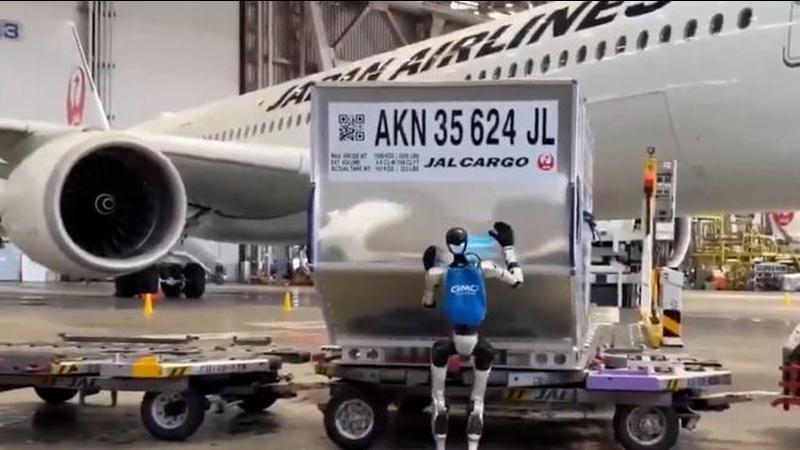 日本机场试用中国人形机器人搬运货物 应对劳动力短缺