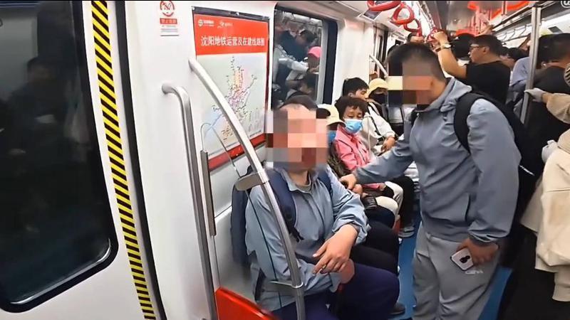 女子坐地铁爱心专座被大爷强行拖拽，衣服都拽坏了！地铁回应：让座全凭个人意愿