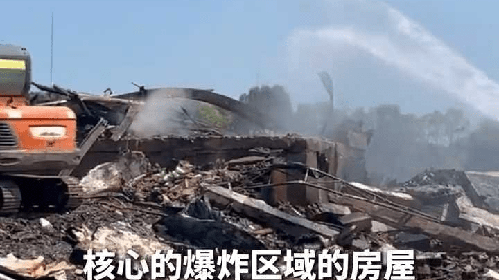 直击浏阳烟花厂爆炸事故现场：核心爆炸区域房屋完全损毁 一片狼藉