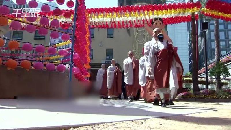韩国首个和尚机器人受戒 须遵守五戒包括“服从人类不顶嘴”