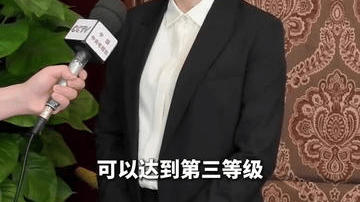 工业和信息化部、商务部、市场监管总局等部门近日联合启动实施《人工智能终端智能化分级》系列国家标准，明确了终端产品智能化的概念、等级划分和测试方法，并对手机、电脑、电视、眼镜等不同产品的智能化程度列出具体标准。人工智能终端迈入“有标可依”新阶段