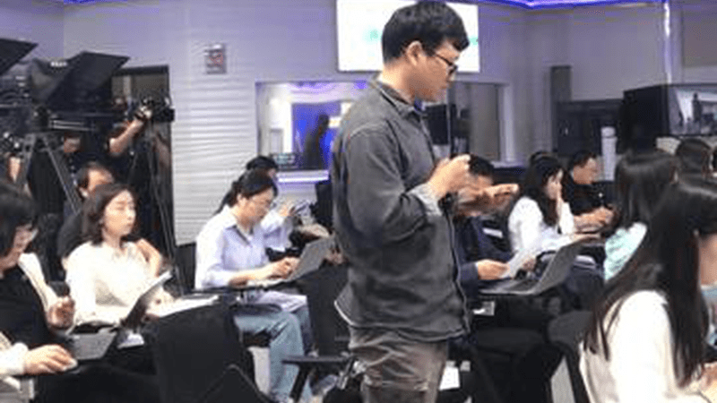 最高法答顶端新闻：违建行为人不明确，实际占用者担责5月11日上午，最高法举行新闻发布会。在回答顶端新闻提问时，最高人民法院行政庭二级高级法官阎巍表示，在违法建设行为人不存在或者不明确的情况下，如果实际占有、使用人拒不配合行政机关的依法处置行为，应当对其以非法占用土地论处。（顶端新闻记者：聂辉 剪辑：韩新宇）