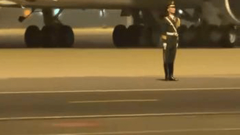 “空军一号”滑行时一动不动 中国解放军在外网走红