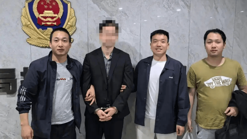 老人到银行存钱，柜员发现170万全是练功券，老人当场报警