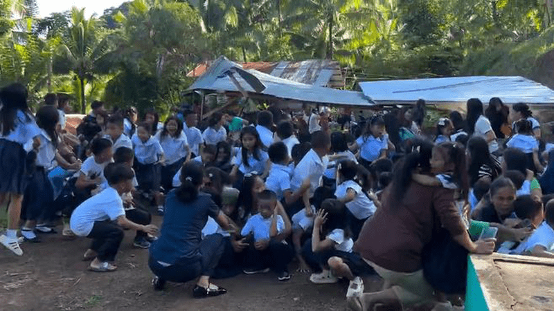 菲律宾强震更多现场：建筑外墙大片掉落 学生蹲地摇晃棚子突然倒塌