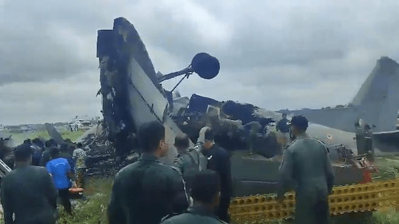 印度空军一运输机在空军基地坠毁：机身断成两截残骸满地 飞行员恐遇难