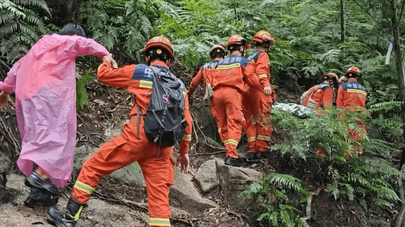 两家庭结伴闯入罗浮山野瀑布，母亲落水后儿子紧随跳下施救，二人被冲落深潭