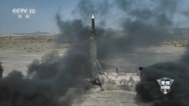 东风-17实战演练画面公开：多车齐射打击目标 实战标准非常高