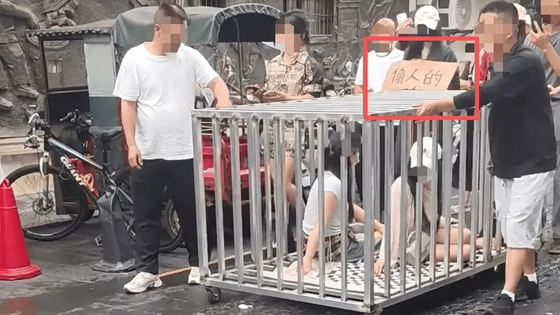 2名年轻女子和狗被“浸猪笼”游街，挂着“偷人的”牌子，警方：系摆拍，8人被行拘