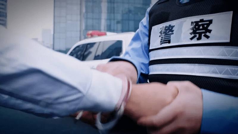 香港10岁男童涉嫌袭击4名教职员，母亲激动踢儿子，双双被捕