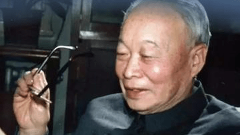 “虽然科学没有国界，科学家却是有祖国的”请停留三秒 为“中国原子弹之父”钱三强献花，他是中国原子能科学事业的奠基人，一生为国，托起大国重器的脊梁。