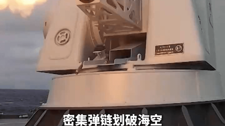 东部战区舰艇编队实战演练：主炮精准打击岸上目标 副炮猛烈开火拦截导弹